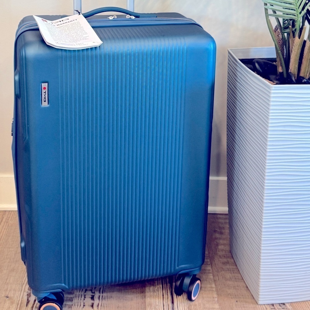 Tag Gateway Piece Hard side Spinner 20“ Luggage suitcase $439 - Picture 4 of 8